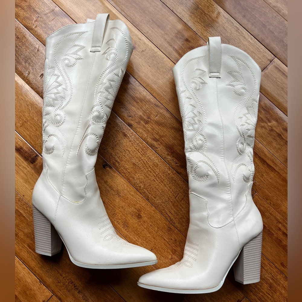EUC Elegant White Embroidered Women's Boots